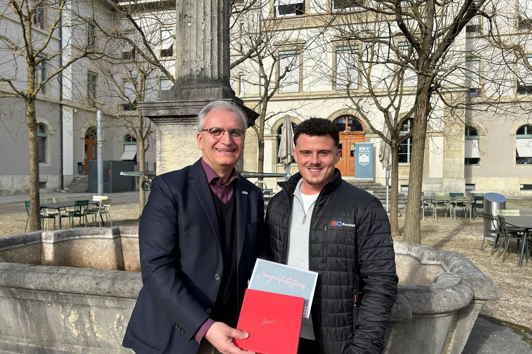 Thomas Karrer, Mitglied der Geschäftsleitung der HKV Aarau gratulierte Manuele Bassi zum 1. Rang. Thomas Karrer, Mitglied der Geschäftsleitung der HKV Aarau gratulierte Manuele Bassi zum 1. Rang.
